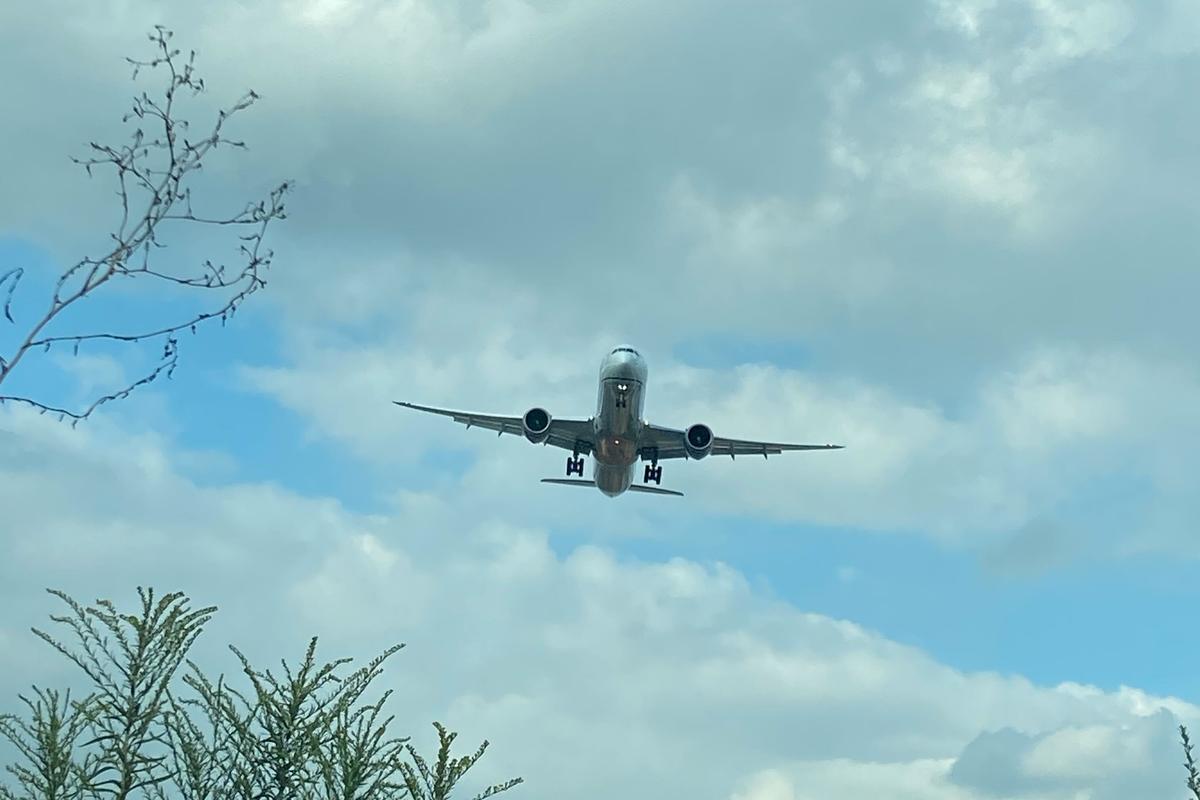 Boeing jet on final